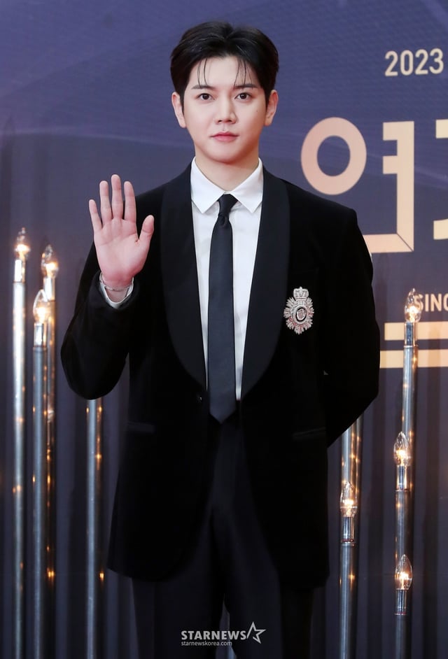 가수 겸 배우 렌이 31일 오후 서울 영등포구 여의도동 KBS 신관홀에서 진행된 '2023 KBS 연기대상' 레드카펫에 참석해 포즈를 취하고 있다. 2023.12.31 /사진=김창현