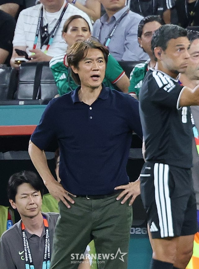(몬테레이(멕시코)=뉴스1) 박지혜 기자 = 대한민국 축구국가대표팀 홍명보 감독이 24일(현지시간) 멕시코 몬테레이 스타디움에서 열린 2026 북중미 월드컵 A조 조별리그 3차전 대한민국과 남아프리카 공화국의 경기에서 피치를 향해 작전을 지시하고 있다. 2026.6.25/뉴스1  Copyright © 뉴스1. All rights reserved. 무단 전재 및 재배포,  AI학습 이용 금지. /사진=(몬테레이(멕시코)=뉴스1) 박지혜 기자