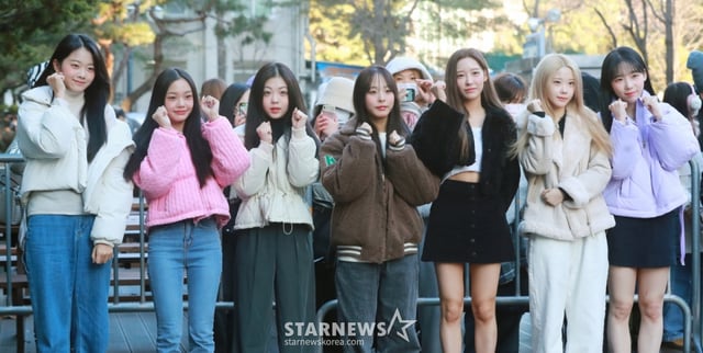 걸그룹 클라씨가 2일 오전 서울 여의도 KBS에서 진행된 뮤직뱅크 리허설에 참석하며 포즈를 취하고 있다. /2022.12.02
