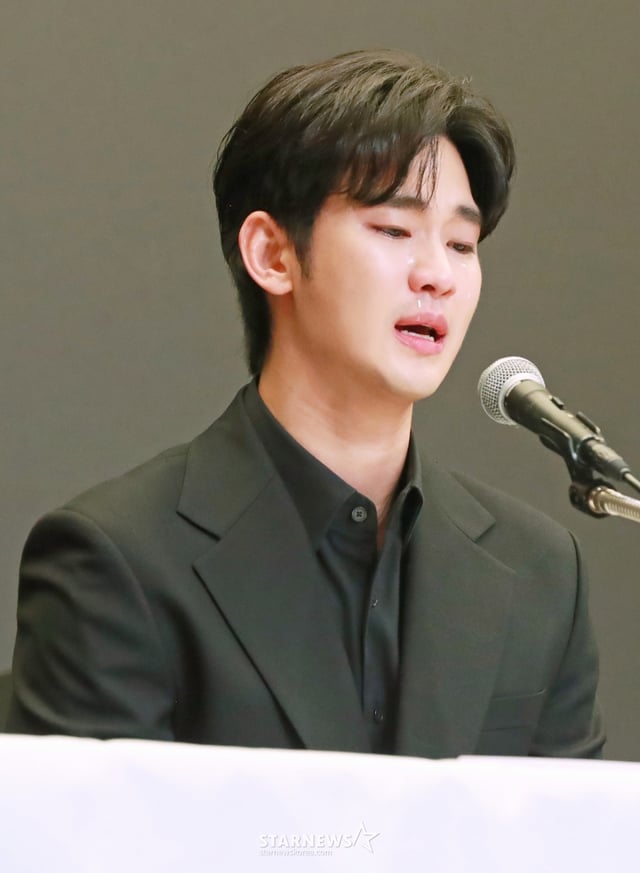 배우 김수현이 2025년 3월 31일 오후 서울 마포구 상암동 스탠포드호텔에서 진행된 기자회견에서 최근 불거진 사생활 논란에 대해 밝히고 있다. /사진=이동훈 photoguy@