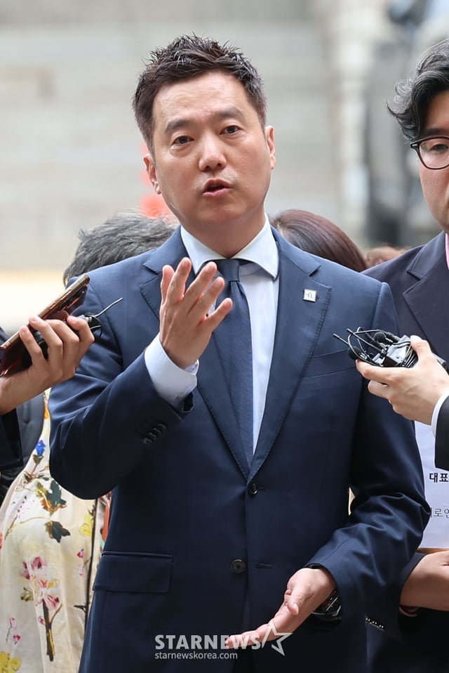[서울=뉴시스] 권창회 기자 = 김세의 가로세로연구소 대표가 26일 서울 서초구 서울중앙지법에서 성폭력범죄의 처벌 등에 관한 특례법 위반(카메라 등 이용 촬영물 반포 등) 혐의로 구속 전 피의자 심문(영장실질심사)에 출석하며 취재진 질의에 답하고 있다. 2026.05.26. kch0523@newsis.com /사진=권창회