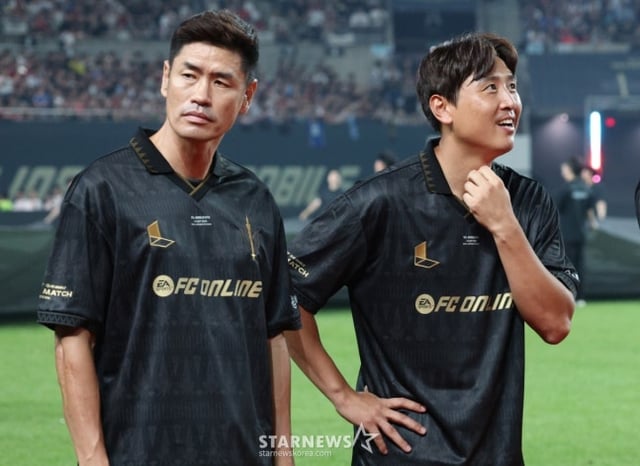 '2025 Icon Match: Return of Creativity, Start of Counterattack' was held on September 14, 2025, at Seoul World Cup Stadium. FC Spear's Seol Ki-hyeon (left) and Koo Ja-cheol are welcoming players from Shield United. /Photo=Chief Correspondent Kim Jin-kyung