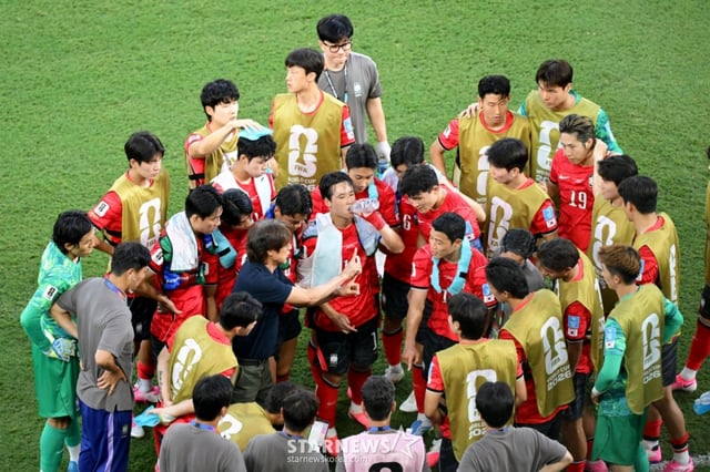 2026 북중미월드컵 A조 3차예선 대한민국 대 남아공 경기가 25일(한국시간) 멕시코 몬테레이 에스타디오 BBVA에서 열렸다.선수들 독려하는 홍명보 감독. /사진=김진경 대기자