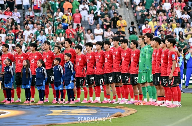 2026 북중미월드컵 A조 3차예선 대한민국 대 남아공 경기가 25일(한국시간) 멕시코 몬테레이 에스타디오 BBVA에서 열렸다.후반전  선제골을 허용하며 남아공에 0-1로 패해 조3위에 머문  대표팀, 남아공전을 위해 경기장으로 나서는 태극전사들. /사진=김진경 대기자