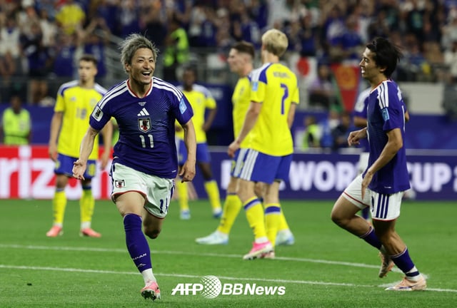 Japan national team forward Maeda Daizen (left) celebrates after scoring the opening goal against Sweden in the Group F third-round match of the 2026 FIFA World Cup Americas Qualifiers on the 26th. /AFPBBNews=NEWS1