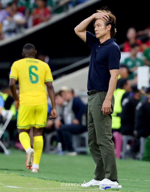 2026 북중미월드컵 A조 3차예선 대한민국 대 남아공 경기가 25일(한국시간) 멕시코 몬테레이 에스타디오 BBVA에서 열렸다.홍명보 감독이 전반 그라운드를 응시하고 있다. 2026.06.24. /사진=김진경 kim.jinkyung@