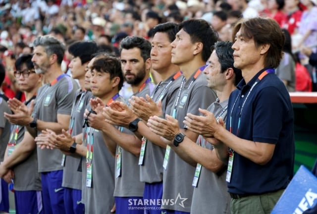 전반전 0-0, 선수들 독려하는 홍명보 감독(오른쪽). /사진=김진경 대기자.