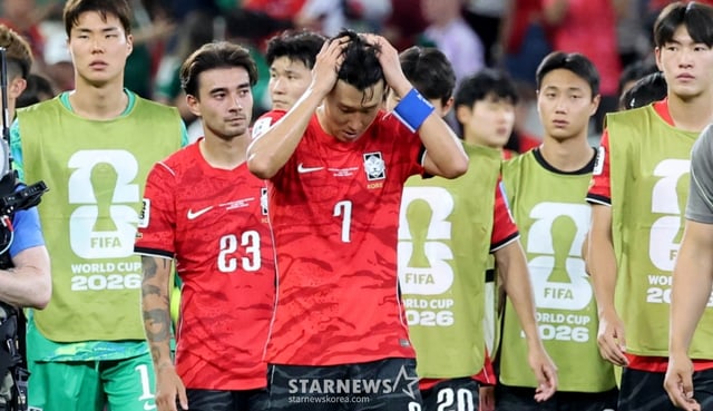 2026 북중미월드컵 A조 3차예선 대한민국 대 남아공 경기가 25일(한국시간) 멕시코 몬테레이 에스타디오 BBVA에서 열렸다. 후반전 선제골을 허용하며 남아공에 0-1로 패해 조3위에 머문 대표팀, 손흥민, 옌스 등 대표팀 선수들이 아쉬운 표정으로 경기를 마무리하고 있다. 2026.06.24. /사진=김진경 kim.jinkyung@
