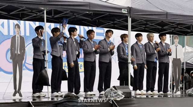 [서울=뉴시스] 김혜진 기자 = 그룹 워너원(Wanna One)이 6일 오전 서울 마포구 DMC 문화공원에서 엠넷플러스(Mnet Plus) 새 예능 프로그램 'WANNA ONE GO : Back to Base'(워너원 고 : 백투베이스) 공개에 앞서 오프닝 세레머니 행사를 열고 팬들과 만나고 있다. 2026.04.06. jini@newsis.com /사진=김혜진