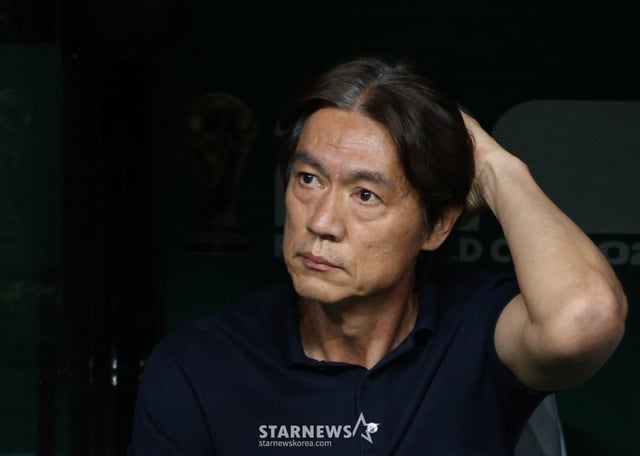 2026 북중미월드컵 A조 예선 대한민국-체코전이 12일(한국 시간) 멕시코 과달라하라 에스타디오 아크론에서 열렸다. 홍명보 감독이 벤치에 착석해 경지장을 살피고 있다. /사진=김진경 kim.jinkyung@