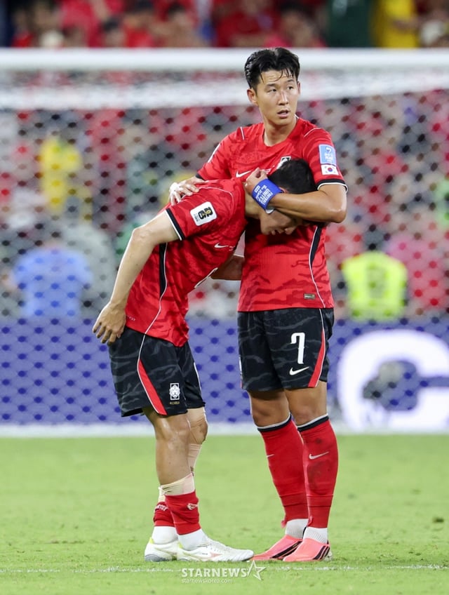 2026 북중미월드컵 A조 3차예선 대한민국 대 남아공 경기가 25일(한국시간) 멕시코 몬테레이 에스타디오 BBVA에서 열렸다. 후반전 선제골을 허용하며 남아공에 0-1로 패해 조3위에 머문 대표팀, 손흥민, 옌스 등 대표팀 선수들이 아쉬운 표정으로 경기를 마무리하고 있다. 2026.06.24. /사진=김진경 kim.jinkyung@
