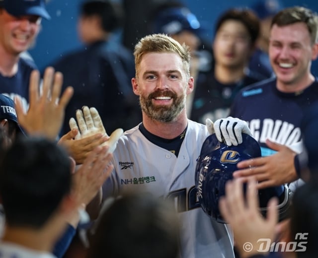 笑ってダッグアウトに入ってきたデイヴィソン。 /写真=NCダイノス