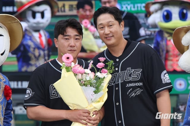 정훈(왼쪽)이 26일 부산 LG전을 앞두고 열린 자신의 은퇴식에서 이대호와 기념사진을 찍고 있다. /사진=롯데 자이언츠 제공