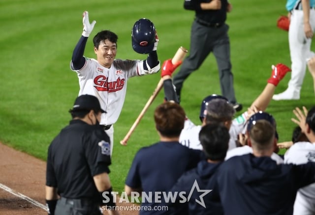 롯데 정훈이 지난 2020년 7월 28일 부산 NC전에서 끝내기 홈런을 치고 동료들에게 달려가고 있다. /사진=롯데 자이언츠 제공