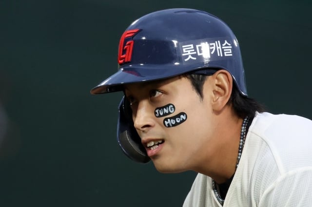 롯데 황성빈이 26일 부산 LG전에서 정훈 이름 패치를 볼에 새기고 경기에 임하고 있다. /사진=롯데 자이언츠 제공