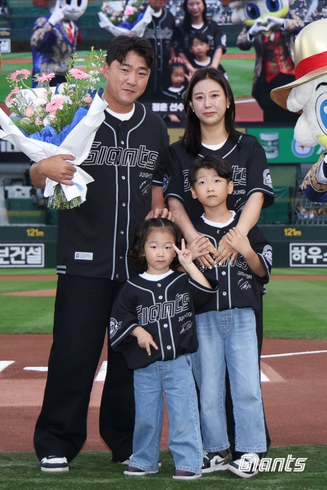 정훈이 26일 부산 LG전을 앞두고 열린 자신의 은퇴식에서 가족들과 환영받고 있다. /사진=롯데 자이언츠 제공