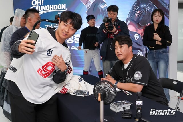 정훈(오른쪽)이 26일 부산 LG전을 앞두고 자신의 은퇴식 기념 사인회에서 팬서비스를 하고 있다. /사진=롯데 자이언츠 제공