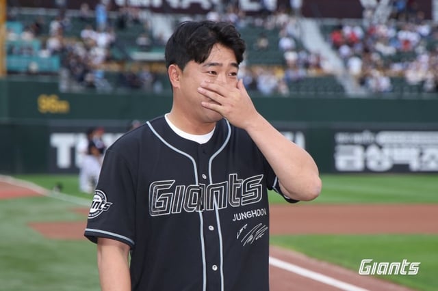 정훈이 26일 부산 LG전을 앞두고 열린 자신의 은퇴식에서 눈물을 훔치고 있다. /사진=롯데 자이언츠 제공