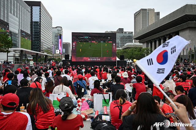 남아공과 달리 거리 응원을 나온 한국 축구팬들은 좌절에 빠졌다. /AFPBBNews=뉴스1