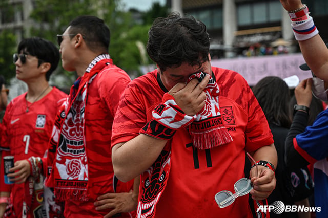 고개를 숙인 한국 축구팬. /AFPBBNews=뉴스1