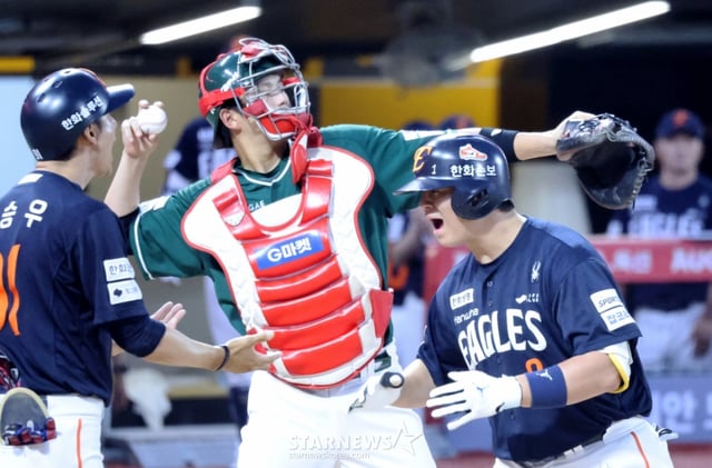 한화 이글스 노시환(오른쪽)이 26일 인천 SSG랜더스필드에서 열린 2026 신한 SOL KBO리그 SSG 랜더스와 홈경기 6회초 2사 2루에서 투런 홈런을 터트린 후 기뻐하고 있다. /사진=강영조 선임기자