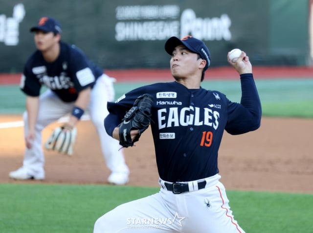 한화 이글스 왕옌청이 26일 인천 SSG랜더스필드에서 열린 2026 신한 SOL KBO리그 SSG 랜더스와 홈경기에 선발 등판해 역투를 펼치고 있다. /사진=강영조 선임기자