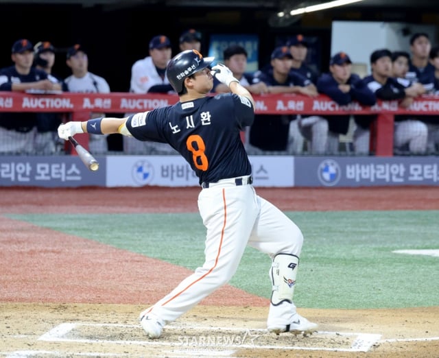 한화 이글스 노시환이 26일 인천 SSG랜더스필드에서 열린 SSG 랜더스와 2026 신한 SOL KBO리그 방문경기에서 6회초 2사 2루에서 랜더스 토마스 해치를 상대로 투런홈런을 터트리고 있다. /사진=강영조 선임기자