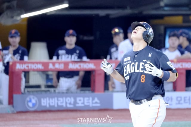 한화 이글스 노시환이 26일 인천 SSG랜더스필드에서 열린 SSG 랜더스와 2026 신한 SOL KBO리그 방문경기에서 6회초 2사 2루에서 랜더스 토마스 해치를 상대로 투런홈런을 터트리고 홈을 밟으며 세리머니를 하고 있다. /사진=강영조 선임기자