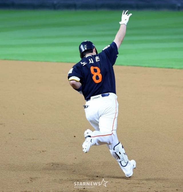 한화 이글스 노시환이 26일 인천 SSG랜더스필드에서 열린 SSG 랜더스와 2026 신한 SOL KBO리그 방문경기에서 6회초 2사 2루에서 랜더스 토마스 해치를 상대로 투런홈런을 터트리고 세리머니를 하고 있다. /사진=강영조 선임기자