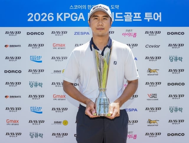 정재훈이 26일 충남 태안에 위치한 솔라고CC 라고 코스(파71. 7286야드)에서 막을 내린 '2026 KPGA 데이비드골프 투어 10회 대회(총상금 1억원, 우승상금 2000만원)'에서 우승을 차지 후 트로피를 들어올리고 있다. /사진=KPGA 제공