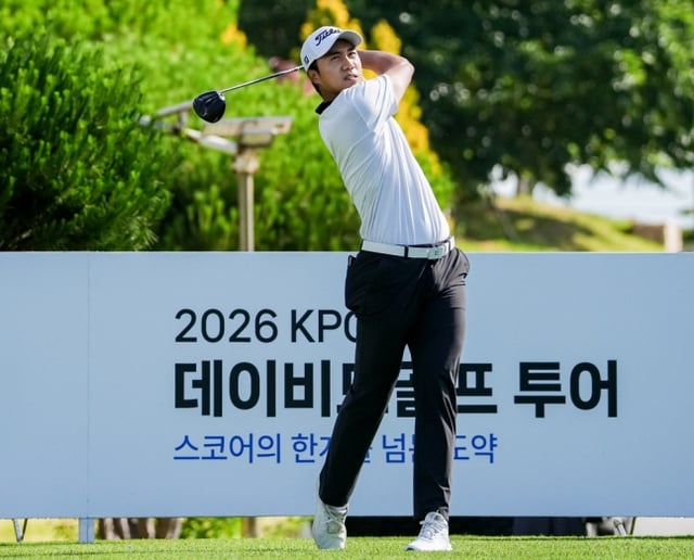 정재훈이 26일 '2026 KPGA 데이비드골프 투어 10회 대회(총상금 1억원, 우승상금 2000만원)' 2라운드에서 드라이버 티샷을 날리고 있다. /사진=KPGA 제공