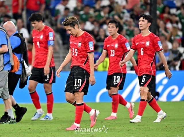 한국 축구대표팀 선수들이 지난 25일(한국시간) 멕시코 누에보레온주 과달루페의 몬테레이 스타디움에서 열린 남아공과 2026 국제축구연맹(FIFA) 북중미 월드컵 조별리그 A조 최종 3차전 패배 후 고개 숙인채 걸어가고 있다. /사진=김진경 대기자