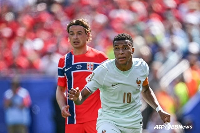 Kylian Mbappé (right) focuses on the match. /AFPBBNews=NEWS1