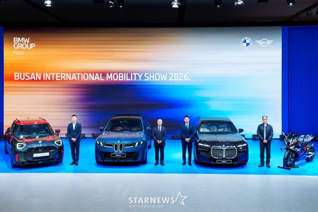 (왼쪽부터) 정수원 MINI 코리아 총괄 본부장, 한상윤 BMW 그룹 코리아 대표이사 사장, 석재우 BMW 코리아 브랜드 총괄 본부장, 조현욱 BMW 모토라드 코리아 총괄 본부장
