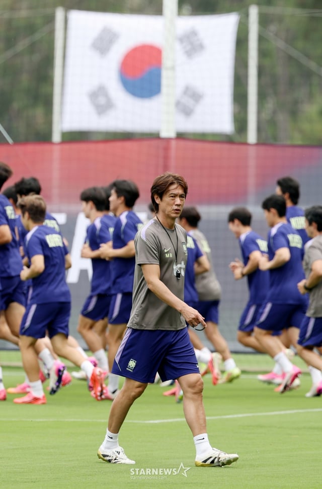대한민국 축구 국가대표팀이 2026 북중미월드컵을 앞두고 7일 멕시코 과달라하라 치바스 베르데바예에서 훈련을 진행했다. 홍명보 감독이 상념에 잠긴 채 그라운드를 걷고 있다. /사진=김진경 kim.jinkyung@