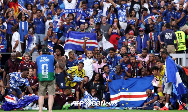 1次リーグ3戦3分けで2026国際サッカー連盟(FIFA)北中米ワールドカップH組2位に上がり、32強に進出したカーボベルデ代表チーム。 /AFPBBNews=ニュース1