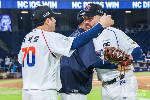 26일 경기를 마친 뒤 포옹을 하는 이호준 감독(가운데)와 데이비슨(오른쪽). /사진=NC 다이노스