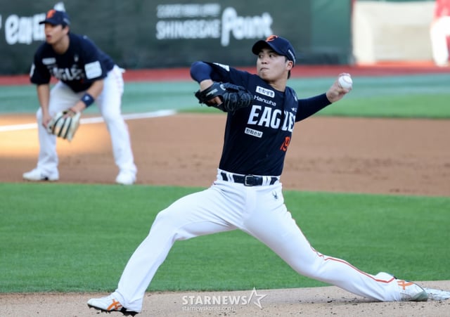 한화 이글스 아시아쿼터 투수 왕옌청이 26일 인천 SSG랜더스필드에서 열린 SSG 랜더스와 2026 신한 SOL KBO리그 방문경기에 선발 등판해 투구를 펼치고 있다. /사진=강영조 선임기자