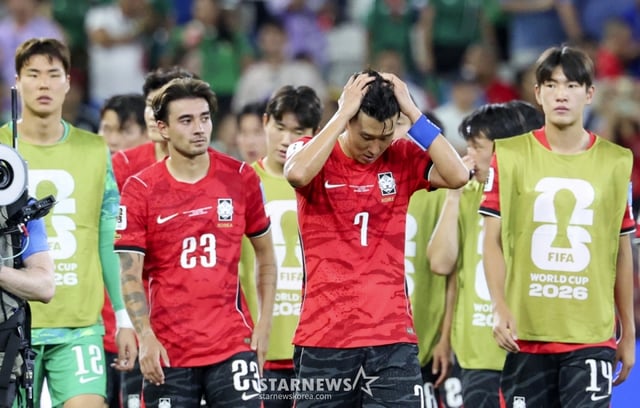 2026 북중미월드컵 A조 3차예선 대한민국 대 남아공 경기가 25일(한국시간) 멕시코 몬테레이 에스타디오 BBVA에서 열렸다. 후반전 선제골을 허용하며 남아공에 0-1로 패해 조3위에 머문 대표팀, 손흥민, 옌스 등 대표팀 선수들이 아쉬운 표정으로 경기를 마무리하고 있다. 2026.06.24. /사진=김진경 kim.jinkyung@