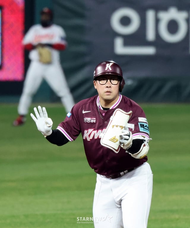 키움 안치홍이 1일 인천SSG랜더스필드에서 열리는 2026 프로야구 SSG랜더스와 키움히어로즈의 경기 5회초 1타점 2루타로 출루하고 있다. 2026.04.01. /사진=강영조 cameratalks@