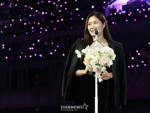 배우 문소리가 가오슝 내셔널 스타디움에서 진행된 스타뉴스 주최 '10주년 아시아 아티스트 어워즈 2025(10th Anniversary Asia Artist Awards 2025, '10주년 AAA 2025')에서 수상 소감을 밝히고 있다. /사진=김진경 kim.jinkyung@