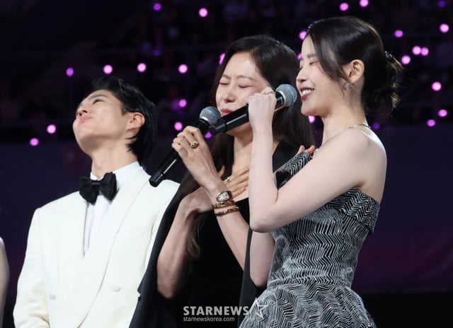 배우 박보검, 문소리, 이지은이 가오슝 내셔널 스타디움에서 진행된 스타뉴스 주최 '10주년 아시아 아티스트 어워즈 2025(10th Anniversary Asia Artist Awards 2025, '10주년 AAA 2025')에서 사회자 요청에 삼행시를 선보이고 있다. /사진=김진경 kim.jinkyung@