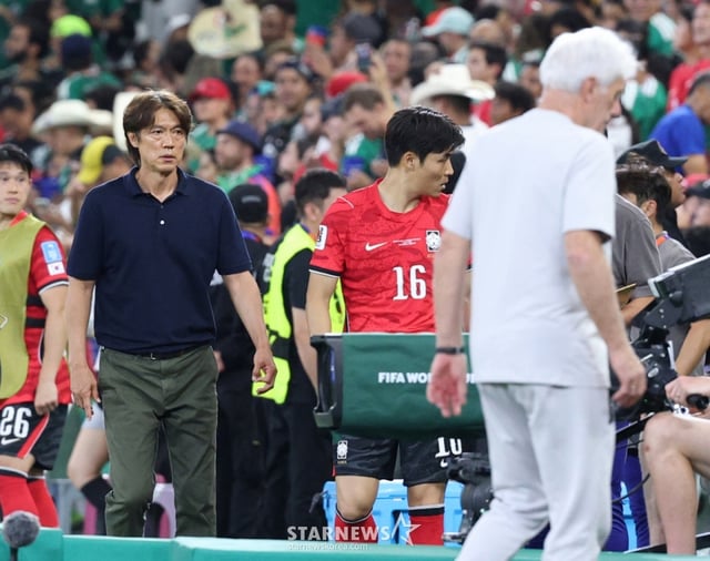 2026年北中米ワールドカップ（W杯）A組3次予選の韓国対南アフリカ共和国戦が25日（韓国時間）、メキシコ·モンテレイのエスタディオBBVAで行われた。  洪明甫（ホン·ミョンボ）監督、南アフリカ共和国のタフェロ·マセコ監督が初ゴールを決めると、がっかりした表情でユゴー·ブロス監督を眺めている。 /写真=キム·ジンギョン kim.jinkyung@