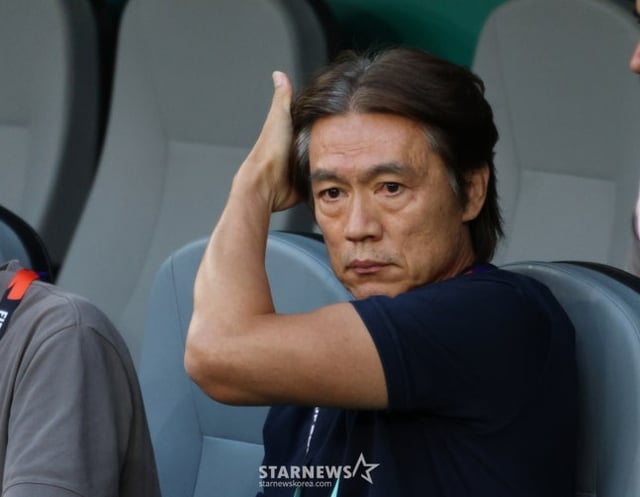 The 2026 FIFA World Cup North, Central America and Caribbean Qualifiers Group A third-round match between South Korea and South Africa was held on the 25th (Korea time) at Estadio BBVA in Monterrey, Mexico. Coach Hong Myung-bo stared at the field, lost in thought. /Photo=Chief correspondent Kim Jin-kyung