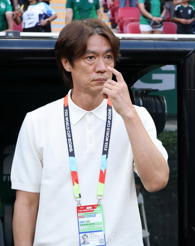 2026 북중미월드컵 A조 예선 대한민국 대 멕시코 경기가 19일(한국 시간) 멕시코 과달라하라 에스타디오 아크론에서 열렸다. 홍명보 감독이 그라운드를 응시하고 있다. /사진=김진경 kim.jinkyung@