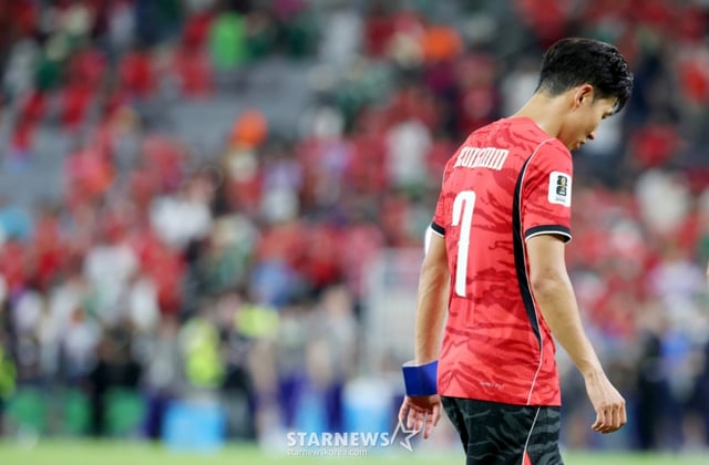 2026 북중미월드컵 A조 3차예선 대한민국 대 남아공 경기가 25일(한국시간) 멕시코 몬테레이 에스타디오 BBVA에서 열렸다. 후반전 선제골을 허용하며 남아공에 0-1로 패해 조3위에 머문 대표팀, 손흥민, 옌스 등 대표팀 선수들이 아쉬운 표정으로 경기를 마무리하고 있다. /사진=김진경 대기자