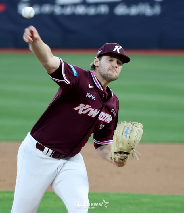 Kiwoom's right-handed starting pitcher Wiles is pitching during the 2026 KBO League match between KT Wiz and Kiwoom Heroes held at Suwon KT Wiz Park on the 17th. 2026.04.17. /Photo=Senior reporter Kang Young-jo cameratalks@