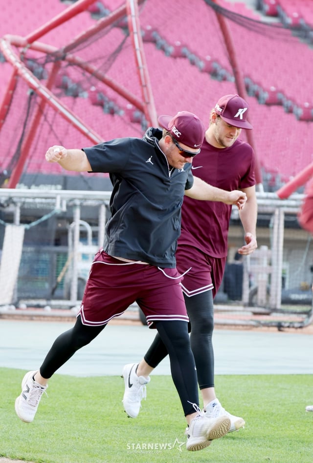 Kiwoom's Brooks and Wiles are warming up ahead of the 2026 KBO League match between Kia Tigers and Kiwoom Heroes held at Gwangju KIA Champions Field on the 16th. 2026.04.16. /Photo=Senior reporter Kang Young-jo cameratalks@
