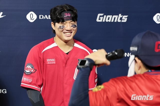 롯데 손성빈이 28일 부산 LG전을 승리로 이끈 뒤 미소짓고 있다. /사진=롯데 자이언츠 제공
