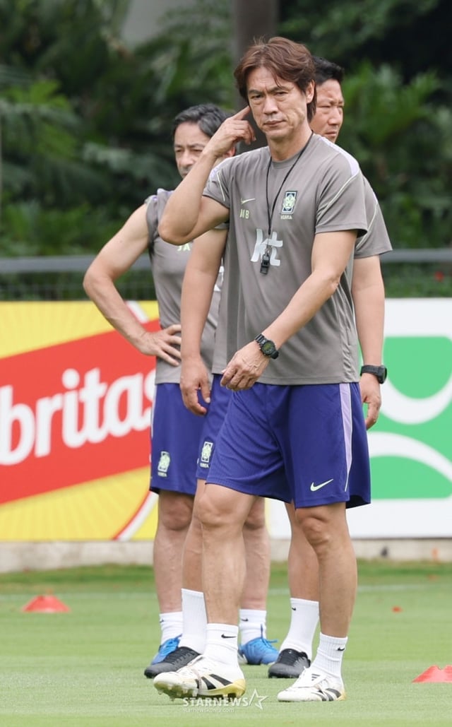 サッカー韓国代表の洪明甫(ホン·ミョンボ)監督。 /写真=キム·ジンギョン待機者